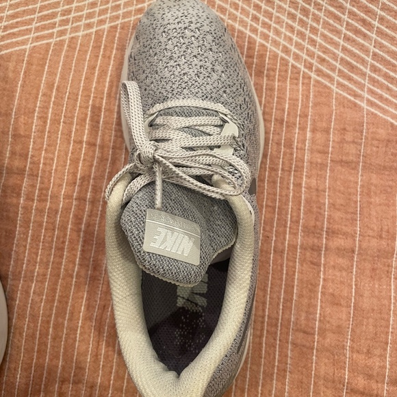 Women’s Nike Tennis Shoes Size 7 - Picture 7 of 12